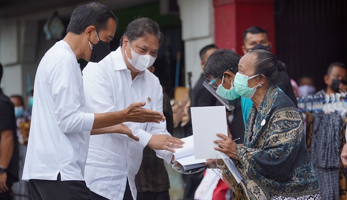 Foto Jokowi dan Airlangga Hartarto ke Yogyakarta Serahkan Bantuan Tunai Warung 