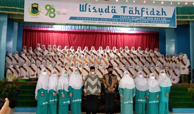 Foto Diniyyah Puteri Wisuda 104 Hafidzah, Tujuh Santri di Antaranya Hafal 30 Juz