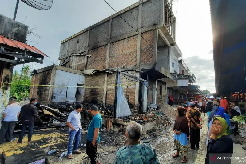 Foto Tiga Toko di Pasar Sungai Geringging Terbakar