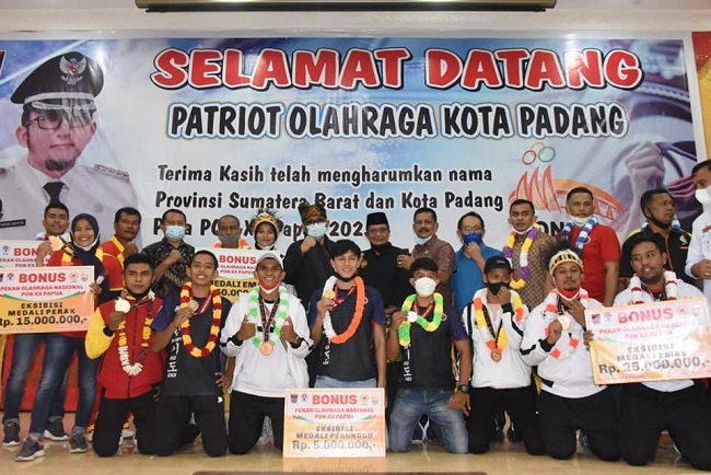 Foto Wako Padang Berikan Reward Atlet Berprestasi di PON XX Papua