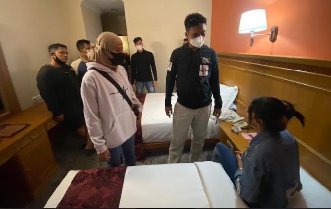 Foto Geledah Kamar Hotel, Polresta Bukittingi Ungkap Kasus Perdagangan Anak