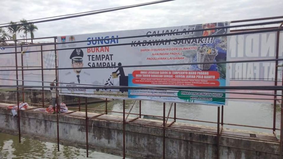 Foto Sadarkan Warga, DLH Padang Pasang Baliho Imbauan