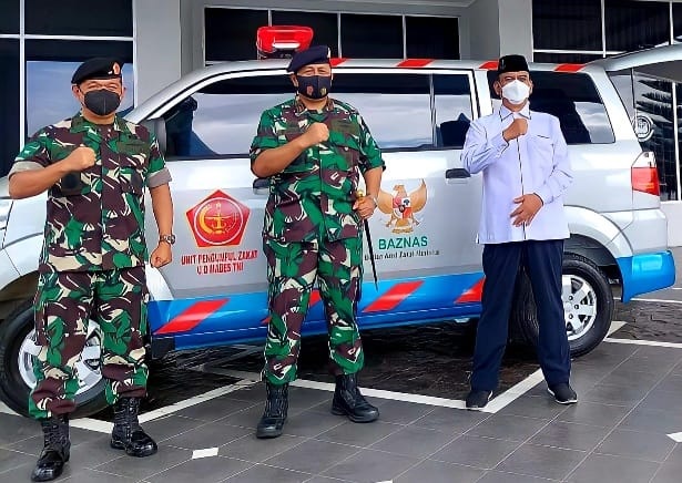 Foto UPZ Baznas UO Mabes TNI Serahkan Mobil Jenazah Kepada Danlantamal II Padang