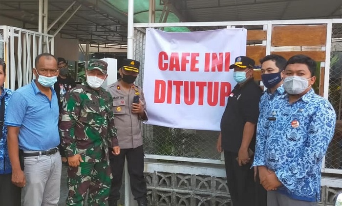 Foto Langgar Prokes dan tak Berizin, Kafe di Padang Ditutup Satpol PP
