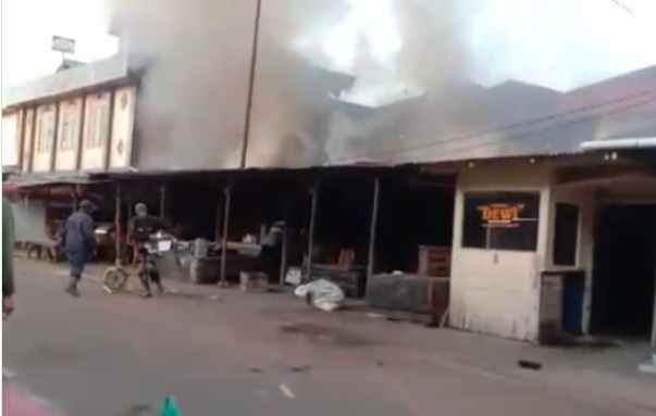 Foto Pasar Aua Tajungkang Bukittinggi Membara, Puluhan Kios Ludes Terbakar