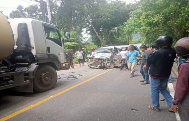 Foto Kecelakaan di Bukit Lampu, Sopir Minibus Luka Berat