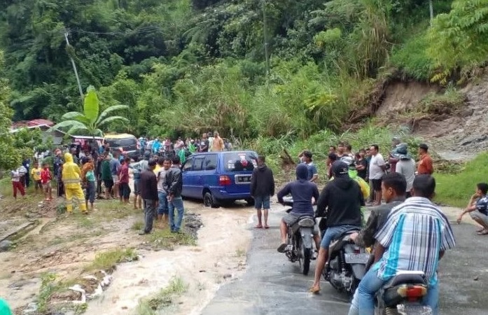 Foto Jalan Lintas Padang-Kerinci Tertimbun Longsor di Solok Selatan