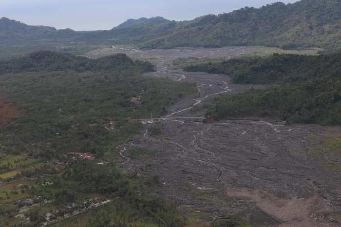 Foto Kepala BNPB Pantau Dampak Erupsi Gunung Semeru Melalui Udara