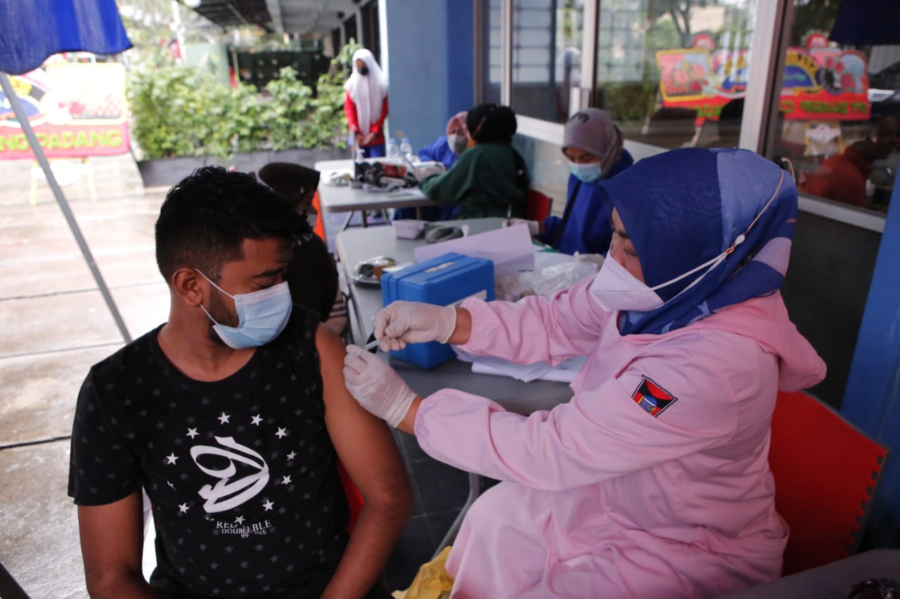 Foto Syukuri Usia ke 53, Harian Singgalang Gelar Vaksin Massal