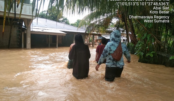 Foto Banjir di Dharmasraya Berangsur Surut, BPBD Tetap Siap Siaga