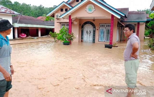 Foto Longsor dam Banjir Landa Agam, 40 Rumah Terendam