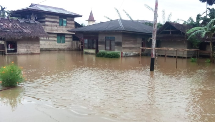 Foto Banjir di Mentawai Surut, Para Pengungsi Kembali ke Rumah