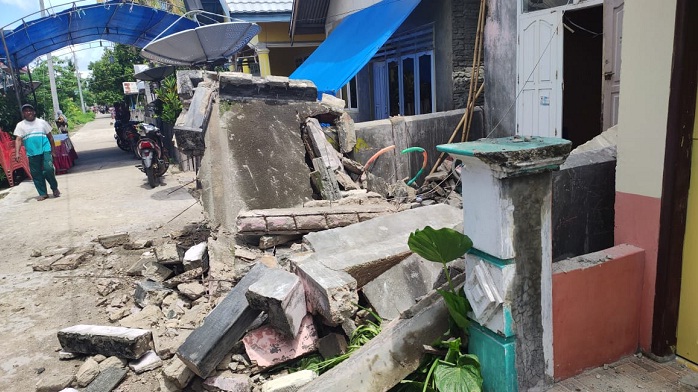 Foto Gempa M7.4 Flores Timur, 346 Rumah Rusak dan 770 Warga Mengungsi