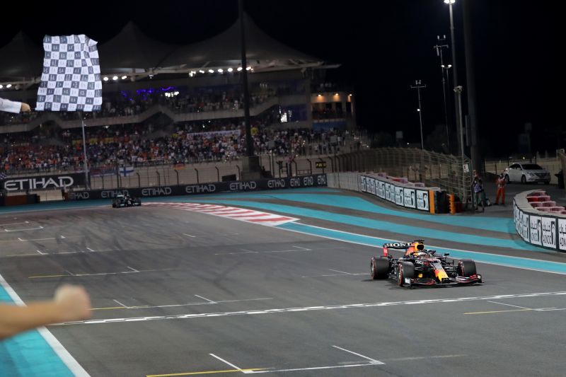 Foto Menangi GP Abu Dhabi, Verstappen Juara Dunia F1 