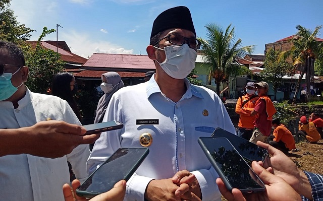 Foto Walikota Hendri Septa Mundur jadi Petugas Haji