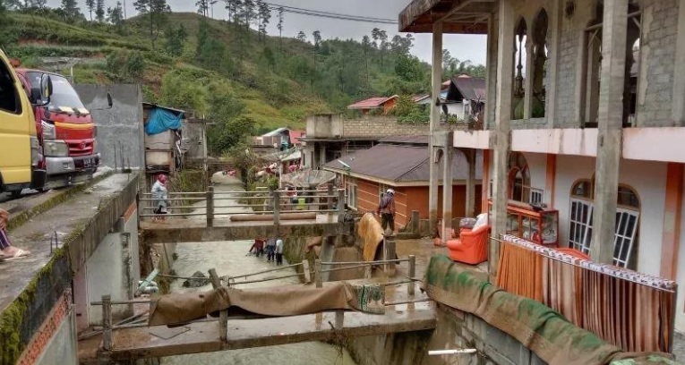Foto Korban Banjir di Solok Butuh Bantuan Logistik