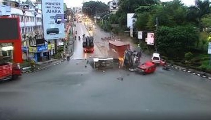 Foto Kecelakaan Beruntun di Balikpapan, Truk Tronton Tabrak Belasan Kendaraan 5 Tewas 4 Luka
