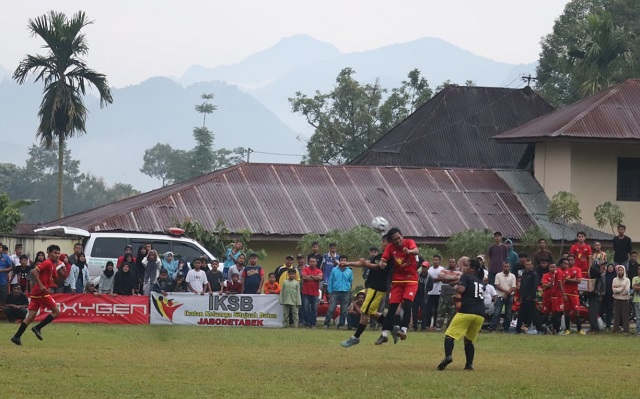 Foto Menegangkan, Tuan Rumah Sago Team Kalahkan Bara FC