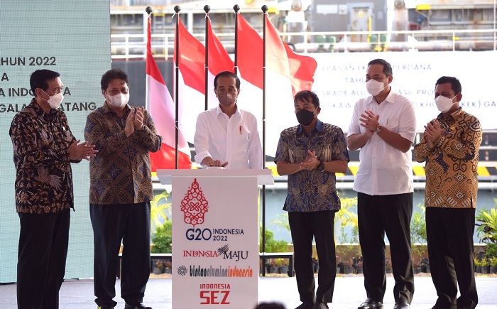 Foto Presiden Lepas Ekspor Smelter Grade Alumina, Airlangga: KEK Galang Berdampak terhadap Perekonomian Nasional