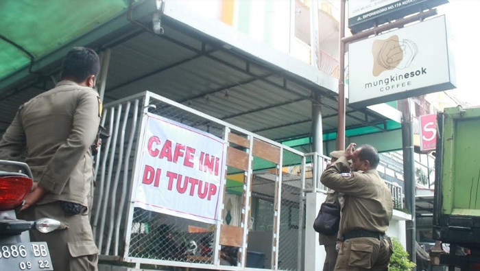 Foto Satpol PP Tutup Permanen Kafe di Jalan Diponegoro