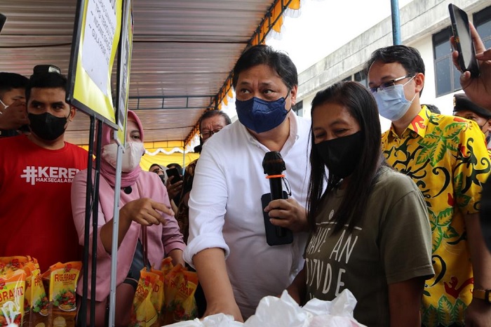 Foto Operasi Pasar di Salatiga, Airlangga Hartarto Disambut Emak-emak