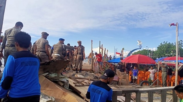 Foto Kembalikan Fungsi Pantai, Tenda Pedagang di Pantai Muaro Lasak Dibongkar