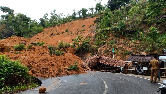 Foto Jalan Puncak Panorama Mandeh Longsor