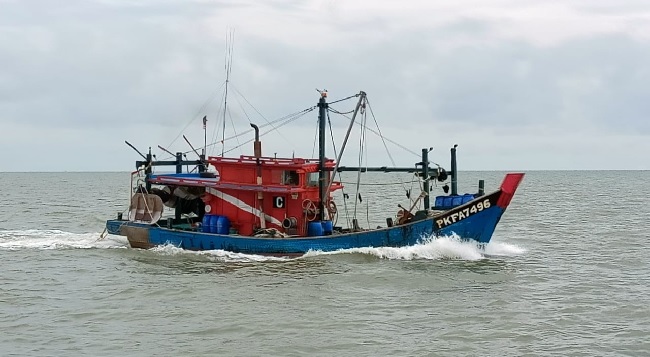 Foto KKP Berhasil Hentikan Aksi Pencurian Ikan oleh Kapal Berbendera Malaysia