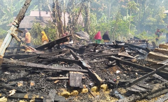 Foto Lokasi Tak Bisa Dijangkau Mobil Damkar, 3 Rumah Terbakar Sisakan Puing