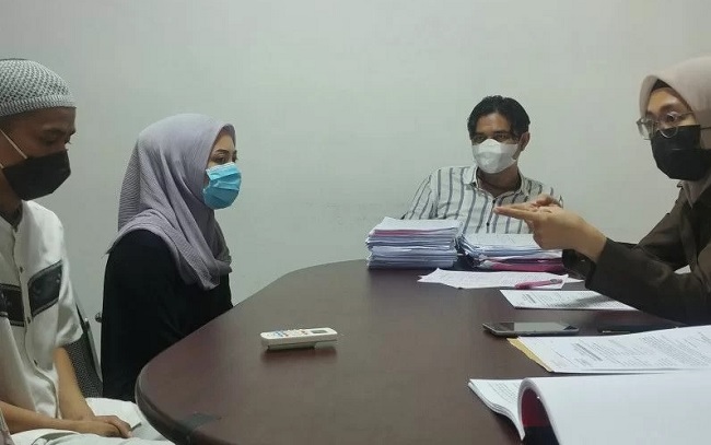 Foto Penyidik Polresta Padang Serahkan Tiga Tersangka Perampokan di Belimbing ke Jaksa