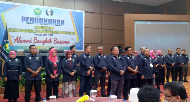 Foto Pengurus Lengkap DPP Ikatan Keluarga Alumni UBH Resmi Dikukuhkan
