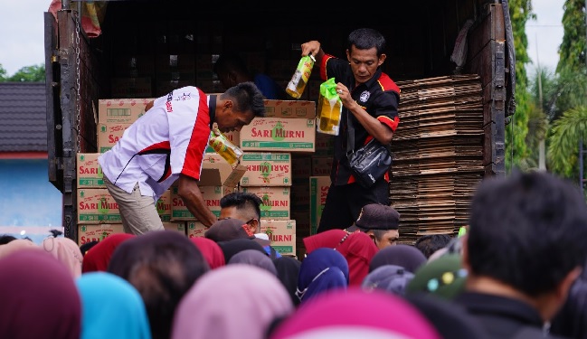 Foto Pemkab Dharmasraya Gelar Operasi Pasar Atasi Kelangkaan Minyak Goreng 