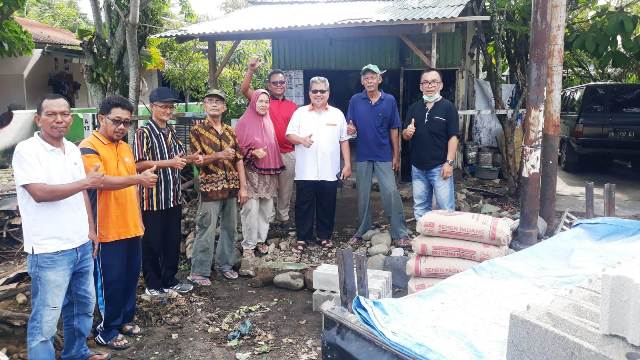 Foto Peduli Warga, Anggota DPRD Padang Muhidi Serahkan Bantuan Rehab Rumah