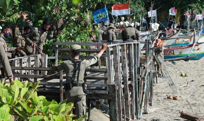 Foto Puluhan Lapak PKL di Pantai Padang Ditertibkan Tim Gabungan