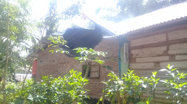 Foto Rumah Warga Sungai Jariang Rusak Berat Tertimpa Pohon 