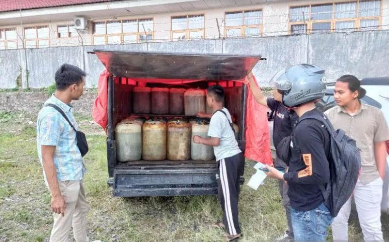 Foto Polisi di Solok Selatan Ungkap Penyelewengan BBM Bersubsidi