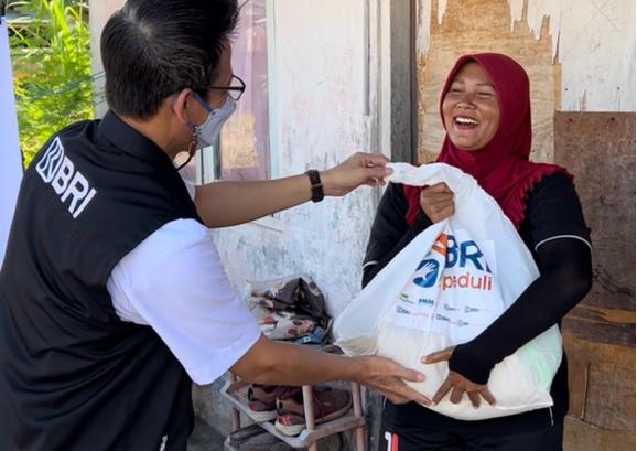 Foto BRI Group Berbagi Kebahagiaan dengan Serahkan 1000 Paket Sembako