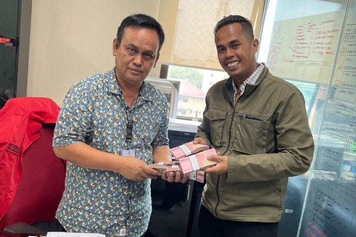 Foto Lord Adi Serahkan Uang Rp50 Juta Hadiah Ulang Tahun dari Indra Kenz ke Polisi