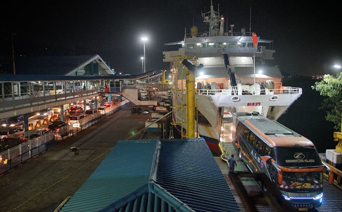 Foto Truk Logistik dan Mobil Pribadi Dominasi Arus Penyeberangan di Pelabuhan Merak