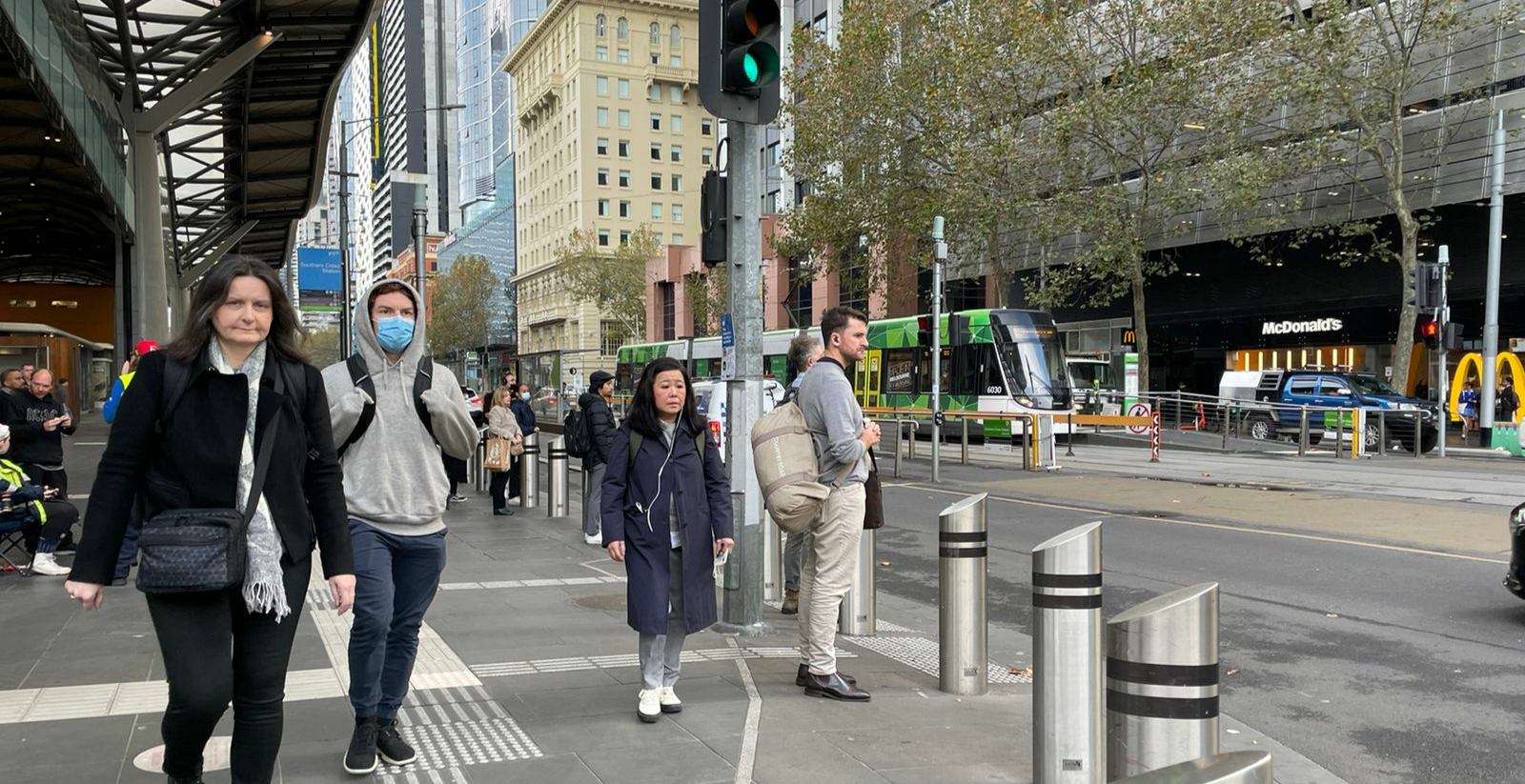 Foto Untung Ada Vina Panduwinata &amp; Reza Artamevia menemani keliling Melbourne
