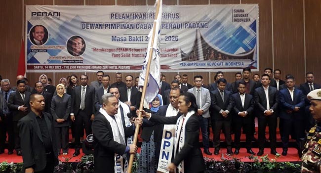 Foto Kembali Dilantik Sebagai Ketua Peradi Padang, Hangky Gagas Satu Dewan Kehormatan Advokat