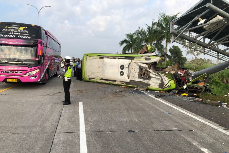 Foto Kecelakaan Bus di Tol Surabaya, 13 Orang Meninggal