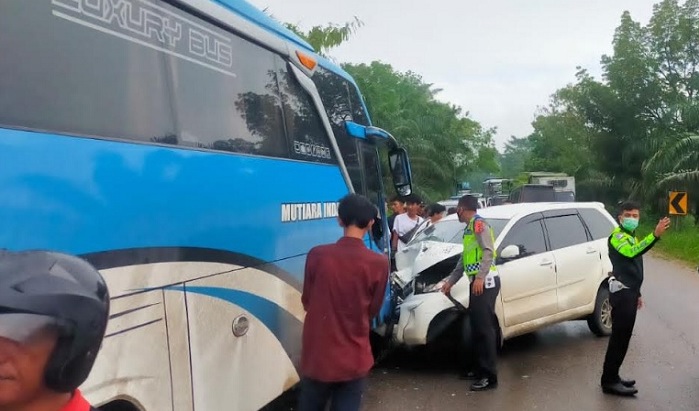 Foto Gagal Menyalip, Sebuah Mini Bus Terlibat Kecelakaan di Jalinsum Sitiung
