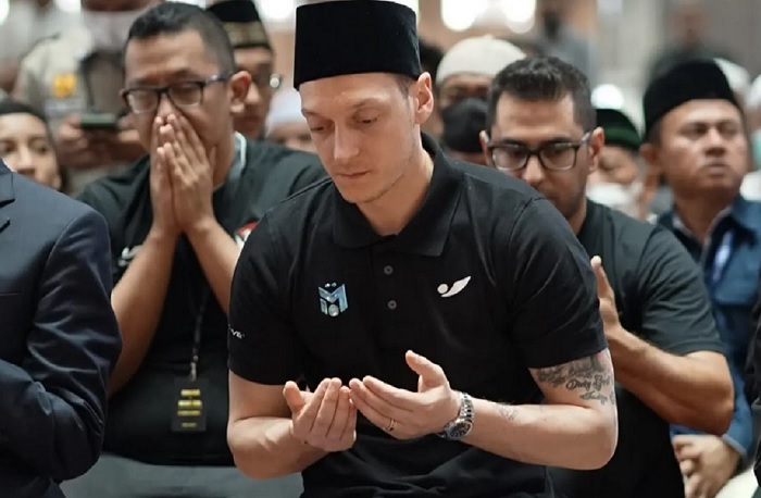 Foto Mesut Ozil pun Terpukau saat Jemaah Masjid Istiqlal Lantunkan Shalawat Badar