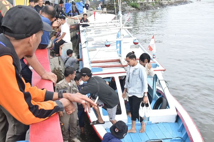 Foto Terjebak di Angso Duo, Puluhan Wisatawan Akhirnya Berhasil Dievakuasi
