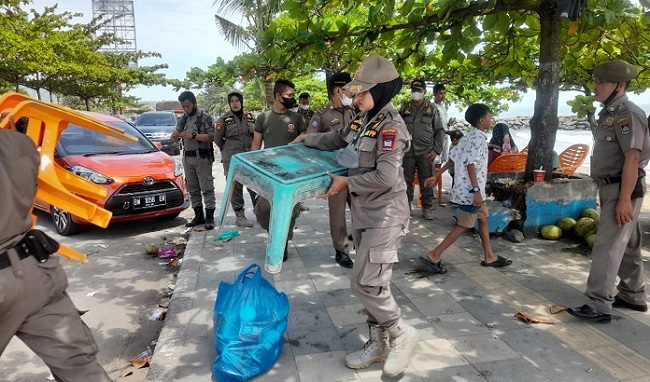 Foto Satpol PP Kembali Sapu Bersih Lapak PKL di Pantai Padang