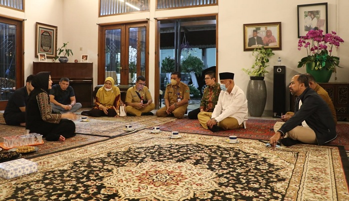Foto Berikan Penghormatan Terakhir, Gubernur Melayat ke Rumah Fahmi Idris
