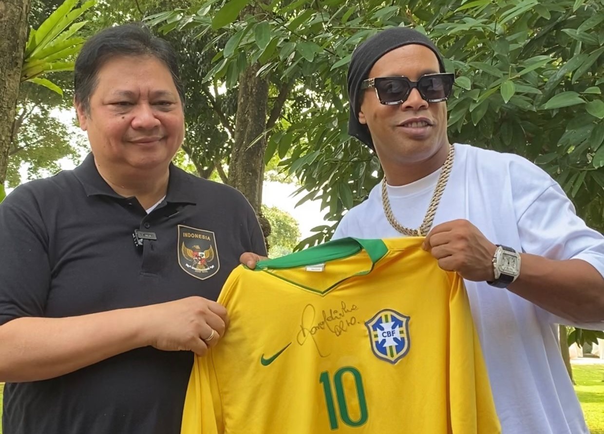 Foto Bertemu Ronaldinho, Airlangga Hartarto Dihadiahi Jersey Timnas Brasil