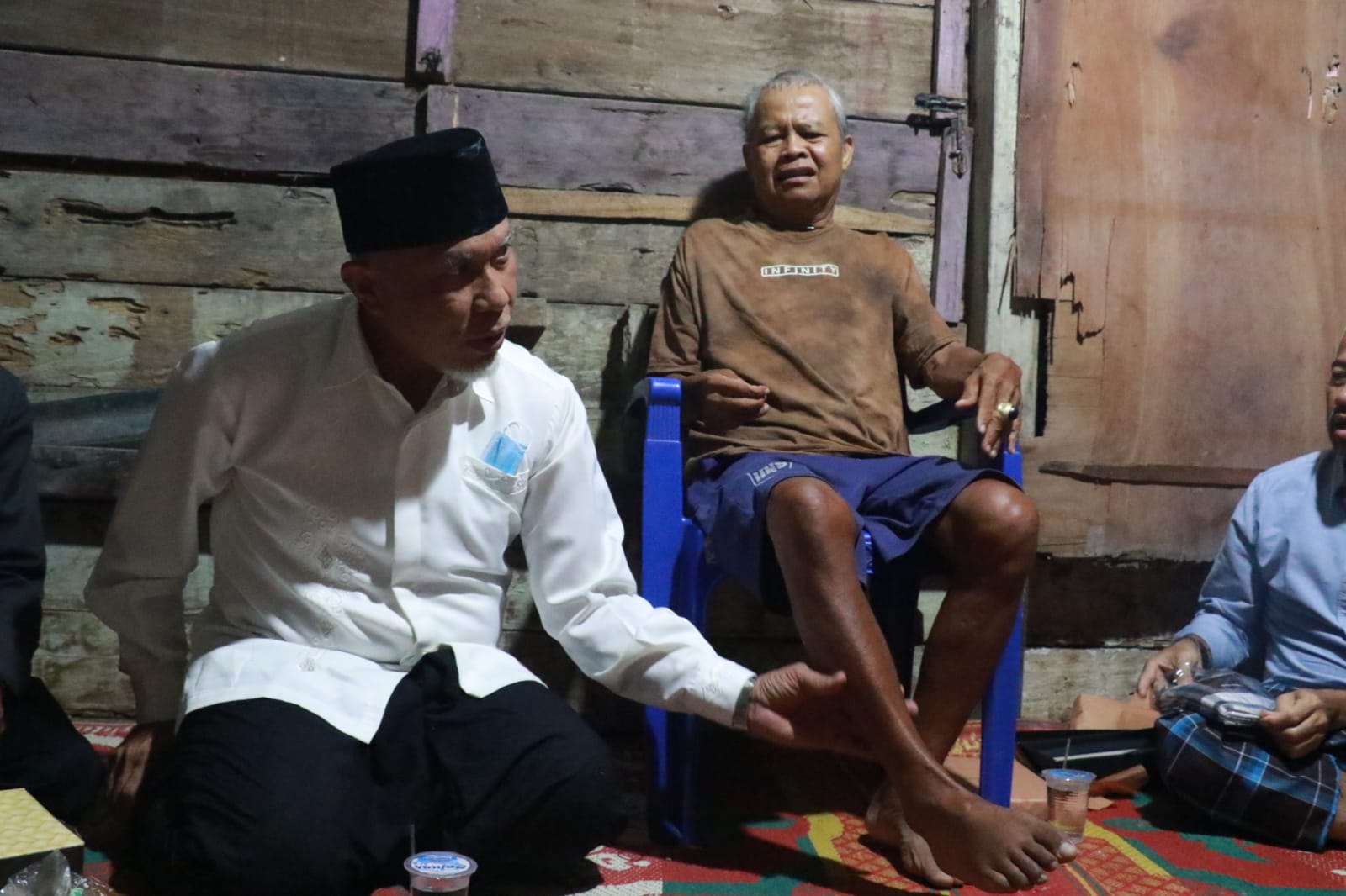 Foto Safari Ramadhan ke Bayang, Gubernur Mahyeldi Sahur di Rumah Warga Penderita Stroke