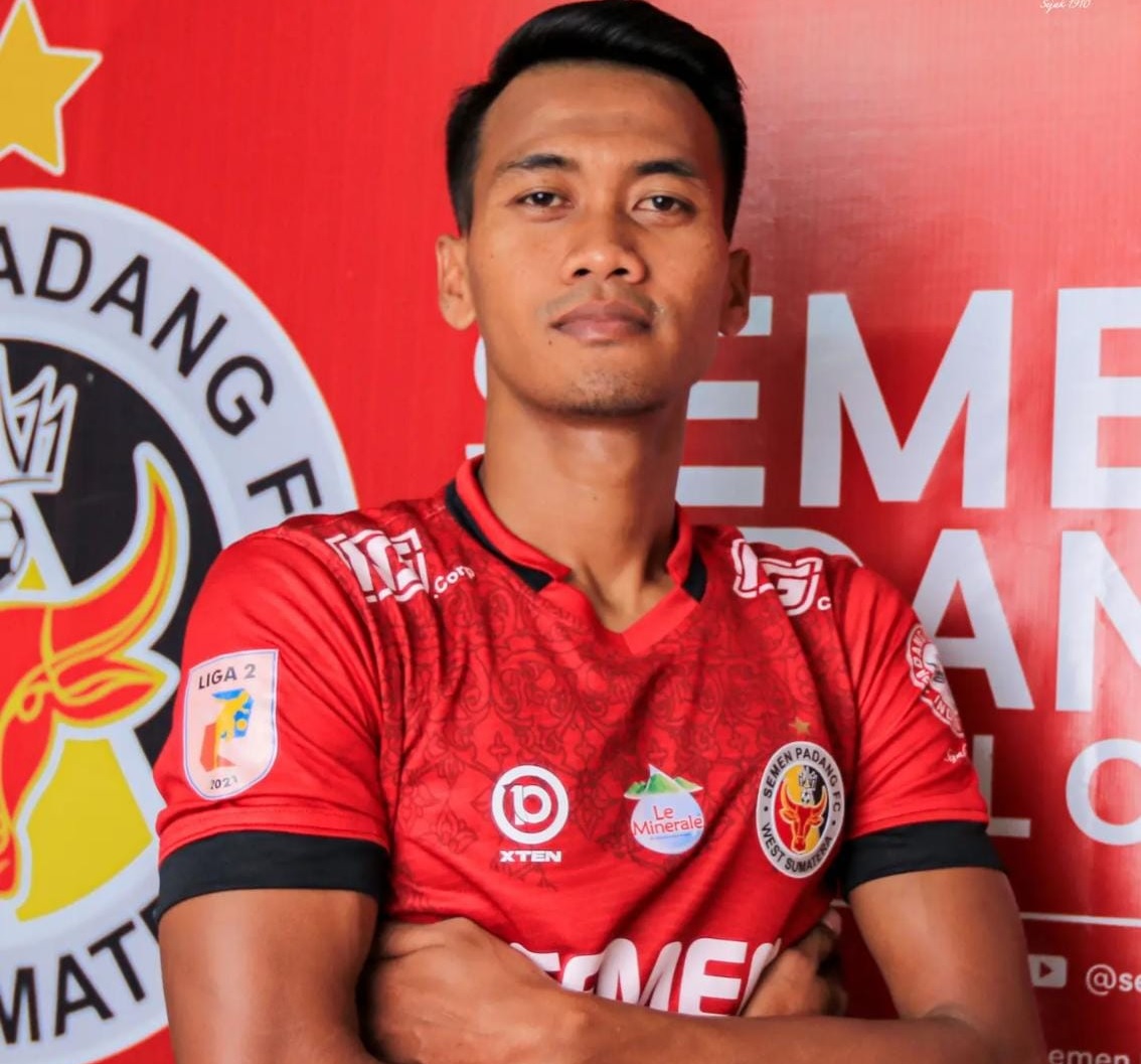 Foto Dwi Andika Cakra Yudha Resmi Berseragam Semen Padang FC